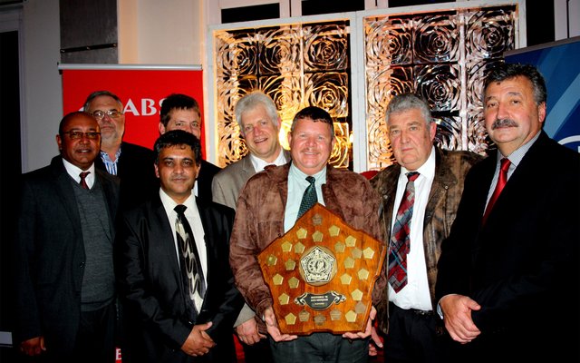 AHI, Wes-Kaap - Sakekamer van die Jaar -  saam met die eregaste Voor: Christo van der Rheede: Hoofuitvoerende Beampte; Sheraz Raban: Onder-Voorsitter, AHI, Wes-Kaap; Fanie Bothma: Voorsitter, Gansbaai Sakekamer; Neels Claassen: Bestuurslid, Gansbaai Sakekamer en Piet Badenhorst: Voorsitter, AHI Wes-Kaap. Agter: Orton King: Bestuurslid, AHI Wes-Kaap; en Minister Alan Winde: Minister van Landbou, Ekonomiese Ontwikkeling & Toerisme.